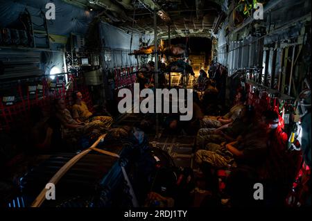 Les aviateurs affectés au 315e escadron d'évacuation aéromédicale et au 60e AES s'entraînent sur les compétences AE à bord d'un C-130 Hercules à la base aérienne de Yokota, au Japon, le 17 juillet 2023, en soutien à Mobility Guardian 2023. Initiative multilatérale, MG23 regroupe sept pays participants : Australie, Canada, France, Japon, Nouvelle-Zélande, Royaume-Uni et États-Unis - exploitation d'environ 70 avions de mobilité sur plusieurs sites couvrant une aire d'exercice de 3 000 milles du 5 au 21 juillet. Nos alliés et partenaires sont l'une de nos plus grandes forces et un avantage stratégique clé. MG23 est un opportuni Banque D'Images