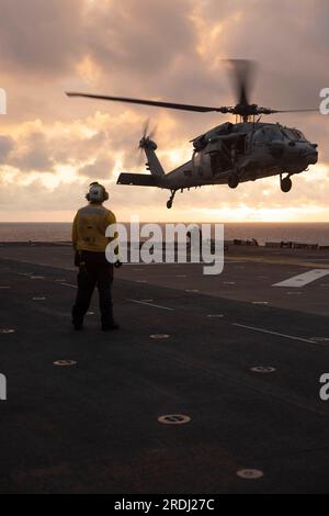 OCÉAN ATLANTIQUE (19 juillet 2023) Aviation Boatswain’s Mate (Handling) 3rd Class Daniel Gonzalez, affecté au navire d’assaut amphibie de classe américaine USS Tripoli (LHA 7), observe un MH-60S Seahawk affecté à l’Escadron de combat en mer hélicoptère 26 pendant les quarts de vol sur le navire d’assaut amphibie de classe Wasp USS Bataan (LHD 5) poste de pilotage. Aux États-Unis Marine et États-Unis Le Marine corps participe régulièrement à des déploiements programmés pour améliorer la préparation au combat combinée, accroître la capacité opérationnelle et renforcer les relations entre alliés et partenaires dans toute la région. (ÉTATS-UNIS Marine phot Banque D'Images