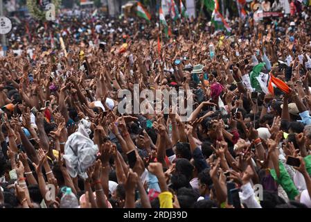 Kolkata, Inde. 21 juillet 2023. Les partisans du Congrès Trinamool assistent à un rassemblement marquant la Journée des martyrs. L'événement a eu lieu à la mémoire de quatorze partisans du parti du Congrès qui ont été tués dans des tirs de la police lors d'une agitation contre le gouvernement du Front de gauche alors au pouvoir ce jour en 1993, marqué par l'État du Bengale occidental comme jour des martyrs. Le TMC a été fondé en 1998 après s'être séparé du parti du Congrès. (Photo de Dipa Chakraborty/Pacific Press) crédit : Pacific Press Media production Corp./Alamy Live News Banque D'Images