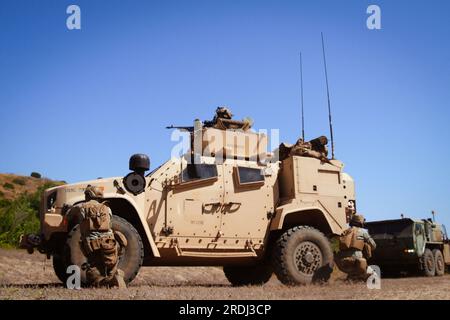 ÉTATS-UNIS Les Marines affectés à la compagnie d'armes, à l'équipe de débarquement du bataillon 1/5, à la 15e unité expéditionnaire des Marines, assurent la sécurité lors de la récupération tactique des avions et de la formation du personnel au camp de base du corps des Marines Pendleton, en Californie, le 29 juin 2023. La formation fait partie du cours SUR LES PIÈGES I Marine Expeditionary Force Expeditionary Operations Training Group, qui améliore les capacités de la force de PIÉGEAGE à récupérer les aéronefs, le personnel et l’équipement dans des environnements austères. (ÉTATS-UNIS Photo du corps des Marines par le sergent Sydney Smith) Banque D'Images