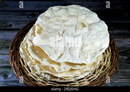 Pile de Roqaq égyptien, sorte de pâtisserie de forme ronde, faite de farine, d'eau et de sel, devient cassant et est généralement utilisé pour les bouillies et les tartes quand ba Banque D'Images