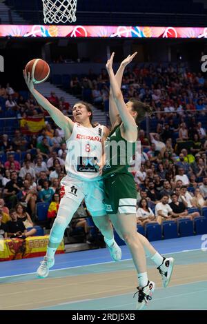 Madrid, Madrid, Espagne. 21 juillet 2023. ALICIA FLOREZ (8), joueuse espagnole, tente de marquer en étant défendue par GABRIELE SEDEREVICIUTE (verte) lors du match entre son équipe et l'équipe nationale de Lituanie en quarts de finale de la coupe du monde féminine de basket-ball U19 de la FIBA Espagne 2023, au WiZink Center, Madrid, Espagne. (Image de crédit : © Oscar Ribas Torres/ZUMA Press Wire) USAGE ÉDITORIAL SEULEMENT! Non destiné à UN USAGE commercial ! Banque D'Images