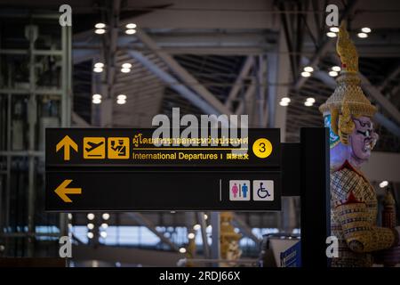 Bangkok, Thaïlande. 22 juillet 2023. Panneau indiquant aux passagers le hall des départs internationaux de l'aéroport Suvarnabhumi de Bangkok. Voyage international à l'aéroport Suvarnabhumi (BKK) à Bangkok, Thiland, le 22 juillet 2023. Crédit : Matt Hunt/Neato/Alamy Live News Banque D'Images