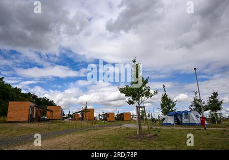 Prenzlau, Allemagne. 20 juillet 2023. Le camping Sonnenkap encore assez récent à Prenzlau dans la région d’Uckermark offre des tentes de glamping confortables et des maisons de tinyhouse, c’est-à-dire de petites maisons de vacances, en plus des zones de tentes et de caravanes classiques. Le 'Glamping' est dans la tendance. Les lodges de tente, avec cuisine et salle de bain partiellement propre, ou par exemple des tonneaux de camping offrent un bon confort. Crédit : Jens Kalaene/dpa/Alamy Live News Banque D'Images