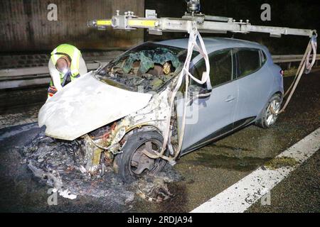 Une voiture Renault Clio brûlée dans la campagne anglaise Photo Stock -  Alamy