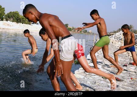 Gizeh, Égypte. 21 juillet 2023. Des garçons plongent dans un canal pour se rafraîchir pendant une canicule à Gizeh, en Égypte, le 21 juillet 2023. Crédit : Ahmed Gomaa/Xinhua/Alamy Live News Banque D'Images