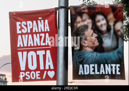 Madrid, Espagne. 22 juillet 2023. Une bannière présentant le politicien espagnol Pedro Sanchez, actuel Premier ministre espagnol, président du Parti socialiste ouvrier espagnol (PSOE), et candidat aux prochaines élections générales espagnoles. Crédit : SOPA Images Limited/Alamy Live News Banque D'Images