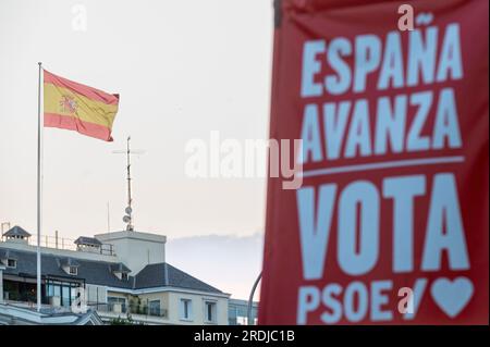 Madrid, Espagne. 22 juillet 2023. Un drapeau espagnol est vu en arrière-plan comme une bannière du Parti socialiste ouvrier espagnol (PSOE) rappelle au public de voter aux prochaines élections générales espagnoles. Crédit : SOPA Images Limited/Alamy Live News Banque D'Images