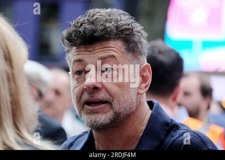 Londres, Royaume-Uni. 21 juillet 2023. L'acteur Andy Serkis est interviewé par les médias. Un rassemblement organisé par le syndicat Equity a réuni des centaines de membres et de stars de La liste A en solidarité avec les collègues en grève de Sag-AFTRA, qui ont quitté la semaine dernière pour cause de salaire et de l'utilisation de l'intelligence artificielle dans l'industrie. Crédit : Photographie de onzième heure / Alamy Live News Banque D'Images