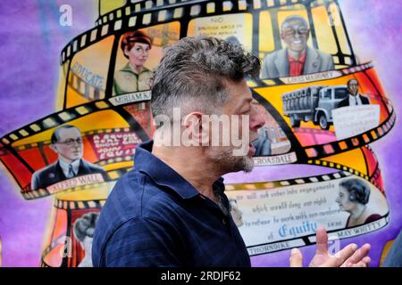 Londres, Royaume-Uni. 21 juillet 2023. L'acteur Andy Serkis est interviewé par les médias. Un rassemblement organisé par le syndicat Equity a réuni des centaines de membres et de stars de La liste A en solidarité avec les collègues en grève de Sag-AFTRA, qui ont quitté la semaine dernière pour cause de salaire et de l'utilisation de l'intelligence artificielle dans l'industrie. Crédit : Photographie de onzième heure / Alamy Live News Banque D'Images