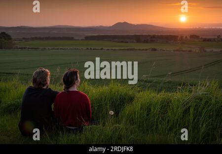 25th Mai 2023 Météo, coucher de soleil sur Édimbourg, Écosse Fordel, Dalkeith, Midlothian, Écosse. À la fin d'une belle journée de début d'été en Écosse, Banque D'Images