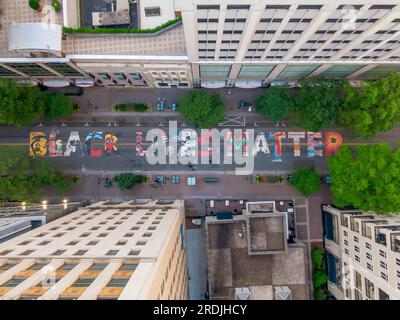 14 juin 2020, Charlotte, Caroline du Nord, États-Unis : pour protester contre les émeutes raciales en cours, Black Lives Matter est peint sur le sol sur Tryon Street Banque D'Images