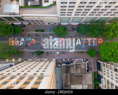 14 juin 2020, Charlotte, Caroline du Nord, États-Unis : pour protester contre les émeutes raciales en cours, Black Lives Matter est peint sur le sol sur Tryon Street Banque D'Images