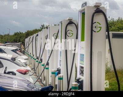 Wetherby, Royaume-Uni. 21 juillet 2023. Wetherby Services, autoroute A1, Yorkshire, Angleterre, Royaume-Uni. Affaires, nouvelles, énergie GRIDSERVE High Power Electric Super Hub. Points de recharge pour véhicules électriques GRIDSERVE chez Wetherby Services on the Am dans le Yorkshire, Angleterre. Crédit photo : phil wilkinson/Alamy Live News Banque D'Images