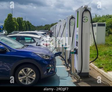 Wetherby, Royaume-Uni. 21 juillet 2023. Wetherby Services, autoroute A1, Yorkshire, Angleterre, Royaume-Uni. Affaires, nouvelles, énergie GRIDSERVE High Power Electric Super Hub. Points de recharge pour véhicules électriques GRIDSERVE chez Wetherby Services on the Am dans le Yorkshire, Angleterre. Crédit photo : phil wilkinson/Alamy Live News Banque D'Images