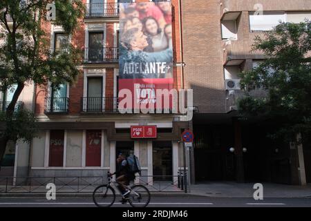 Madrid. 21 juillet 2023. Cette photo prise le 21 juillet 2023 montre une publicité du Premier ministre Pedro Sanchez, candidat du Parti socialiste ouvrier espagnol (PSOE), au siège du PSOE à Madrid, en Espagne. Les Espagnols se rendront aux urnes dimanche lors d'élections générales atypiques qui détermineront l'avenir politique du pays pour les quatre prochaines années. Crédit : Meng Dingbo/Xinhua/Alamy Live News Banque D'Images