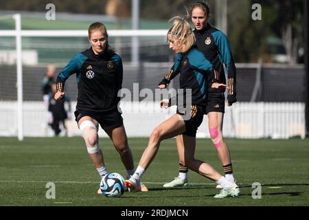 Tuggerah, Australie. 22 juillet 2023. Football : coupe du monde, femmes, entraînement Allemagne : Sjoeke Nüsken (gauche-droite), entraînement avec Kathrin Hendrich et Sydney Lohmann. Crédit : Sebastian Gollnow/dpa/Alamy Live News Banque D'Images