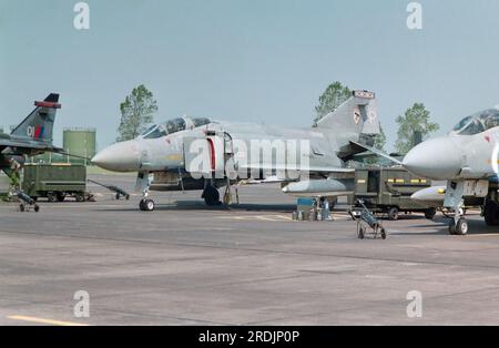 Un bombardier chasseur McDonnell Douglas F-4 Phantom Jet de la Royal Air Force britannique, numéro de série XV408, à la RAF Coningsby en Angleterre, en 1982. Banque D'Images