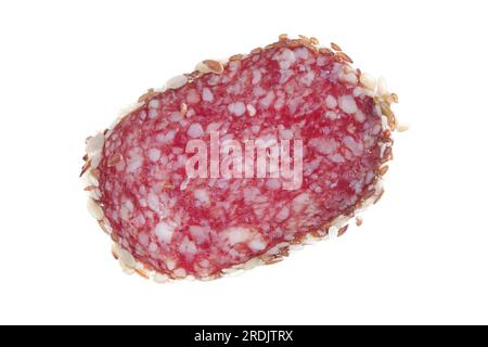 Tranche de saucisse de salami avec des graines isolées sur fond blanc, vue de dessus Banque D'Images