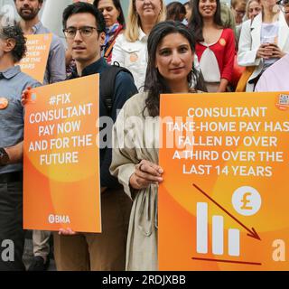 Londres, Royaume-Uni. 22 juillet 2023. Les consultants britanniques du National Health Service (NHS) protestent alors que des médecins chevronnés en Angleterre organisent une rare sortie en raison d'un différend sur les salaires, à Londres, en Grande-Bretagne, le 21 juillet 2023. Crédit : Xinhua/Alamy Live News Banque D'Images