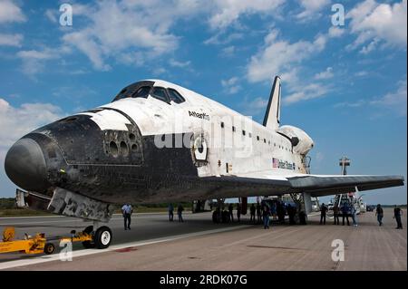 Les employés de la NASA remorquent la navette spatiale Atlantis de l'installation d'atterrissage de la navette jusqu'à une installation de traitement d'orbiteurs au Kennedy Space Center pour la dernière fois après avoir terminé la mission STS-135 le jeudi 21 juillet 2011 à Cape Canaveral, comté de Brevard, Floride, États-Unis. Atlantis a passé un total de 307 jours dans l'espace, a orbité autour de la Terre 4 848 fois et a parcouru 125 935 769 miles depuis sa première mise en service en 1985. (Photo APEX MediaWire de Kim Shiflett/NASA) Banque D'Images
