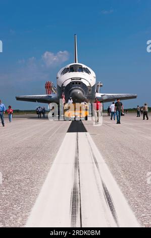 Les employés de la NASA remorquent la navette spatiale Atlantis de l'installation d'atterrissage de la navette jusqu'à une installation de traitement d'orbiteurs au Kennedy Space Center pour la dernière fois après avoir terminé la mission STS-135 le jeudi 21 juillet 2011 à Cape Canaveral, comté de Brevard, Floride, États-Unis. Atlantis a passé un total de 307 jours dans l'espace, a orbité autour de la Terre 4 848 fois et a parcouru 125 935 769 miles depuis sa première mise en service en 1985. (Photo APEX MediaWire de Kim Shiflett/NASA) Banque D'Images