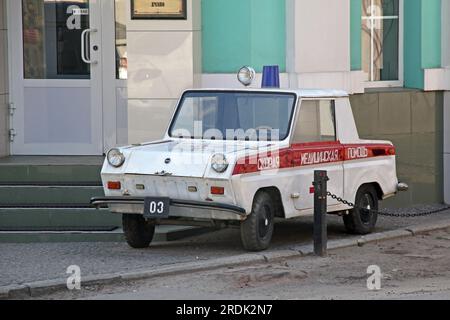 KHARKOV, UKRAINE - 17 AVRIL 2013 : il s'agit d'un chariot à moteur pour le SMZ-S3D handicapé produit par l'URSS qui parodie une ambulance. Banque D'Images