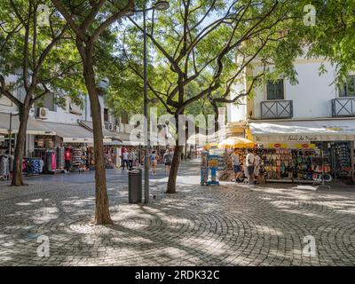 Commerces et appartements touristiques Avenue da Liberdade Albufeira Portugal Banque D'Images