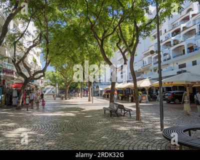 Commerces et appartements touristiques Avenue da Liberdade Albufeira Portugal Banque D'Images