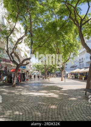 Commerces et appartements touristiques Avenue da Liberdade Albufeira Portugal Banque D'Images