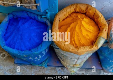 Épices marocaines colorées dans la ville bleue Chefchaouen, Maroc Banque D'Images