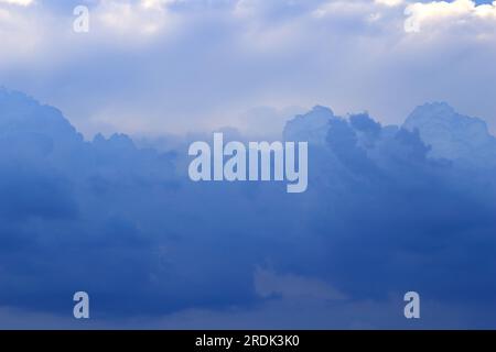 Nuages qui flottent en couches alternées, semblables à la coloration à l'eau. Banque D'Images