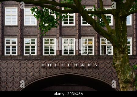 Hambourg, Allemagne - juin 16 2023 : Chilehaus ou Chile House façade extérieure avec lettrage au-dessus d'un passage. Banque D'Images