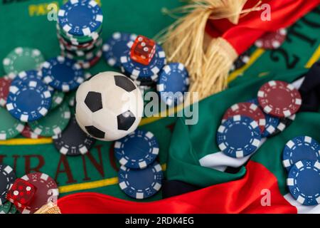 jetons de poker, drapeau emirates sur table de blackjack Banque D'Images