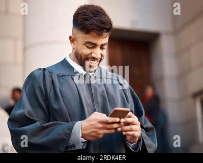 Téléphone, juge et avocat avec homme en ville pour les médias sociaux, la communication et le réseautage. Justice, juridique et avocat avec avocat masculin à la salle d'audience Banque D'Images