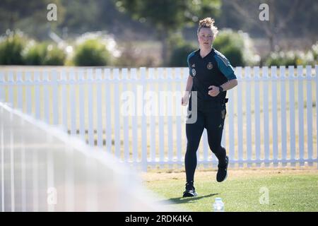 Tuggerah, Australie. 22 juillet 2023. Football, coupe du monde, femmes, entraînement Allemagne : Marina Hegering se réchauffe. Crédit : Sebastian Christoph Gollnow/dpa/Alamy Live News Banque D'Images