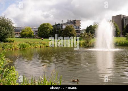 Campus de l'Université de Bath. Claverton Down site à travers le lac avec fontaine. Somerset UK Banque D'Images