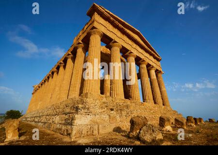 Lumière du soir, prise de vue super grand angle, temple complet, avant et côté, temple Concordia, vallée des temples, valle dei templi, Agrigente, Sicile Banque D'Images