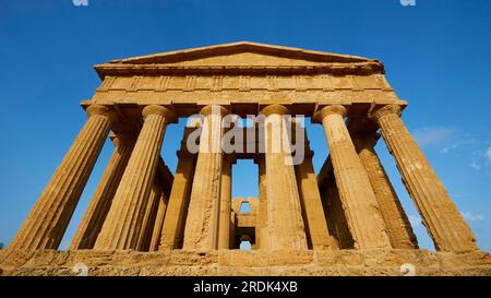 Lumière du soir, super grand angle, vue aérienne oblique, avant, Temple Concordia, vallée des temples, valle dei templi, Agrigente, Sicile, Italie Banque D'Images