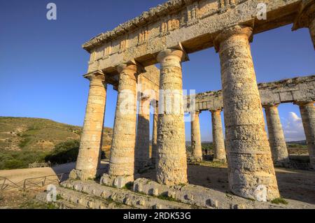 Lumière du soir, temple dorique, Segesta, tir super grand angle, site antique, site archéologique, dorique, province de Trapani, Sicile, Italie Banque D'Images