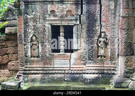 Couple de danseurs Apsara sculpté sur un mur de Ta Som (khmer : ប្រាសាទតាសោម), un petit temple à Angkor, construit à la fin du 12e siècle pour le roi Jay Banque D'Images