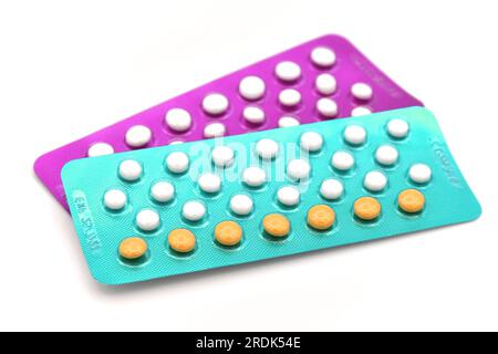 Bandelettes contraceptives orales colorées isolées sur fond blanc. Banque D'Images