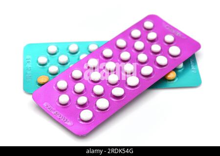 Bandelettes contraceptives orales colorées isolées sur fond blanc. Banque D'Images