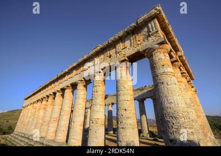 Lumière du soir, temple dorique, Segesta, tir super grand angle, site antique, site archéologique, dorique, province de Trapani, Sicile, Italie Banque D'Images