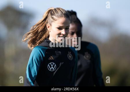 Tuggerah, Australie. 22 juillet 2023. Football, coupe du monde, femmes, entraînement Allemagne : Melanie Leupolz (l) et Nicole Anyomi. Crédit : Sebastian Christoph Gollnow/dpa/Alamy Live News Banque D'Images