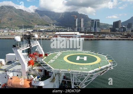 Navire de soutien pour le creusement de tranchées en mer avec système DP et héliport vert amarré dans le port du Cap. Banque D'Images