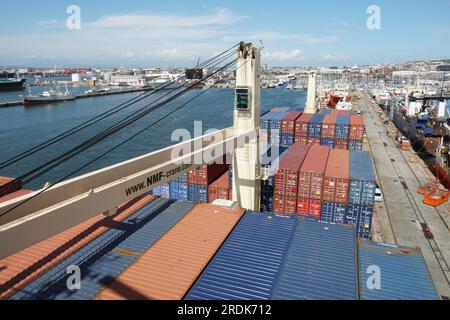 Navire porte-conteneurs avec grues est entièrement chargé et amarré dans le port de Cape Town. Banque D'Images