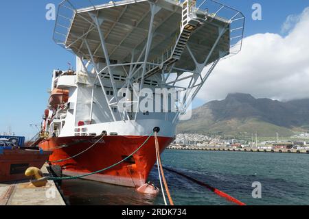 Vue à faible angle sur un navire de soutien de creusement de tranchées en mer avec un hélideck amarré dans le port du Cap. Banque D'Images