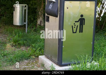 Deux poubelles métalliques dans les espaces publics. Banque D'Images