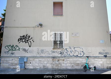 côté couvert de texte d'un appartement dans un quartier résidentiel de bari Banque D'Images